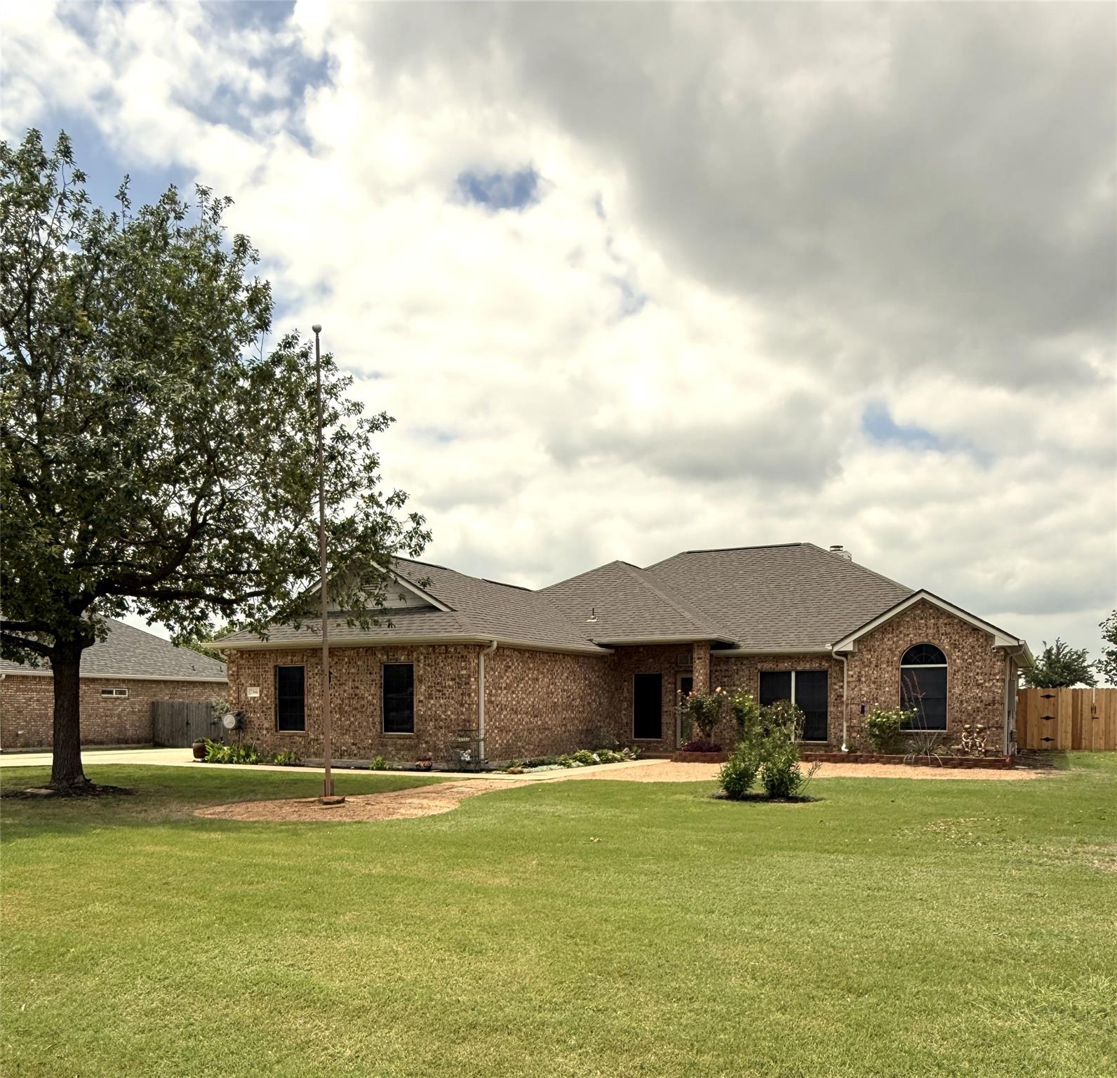 7396 CR 424 None, Thrall, TX 76578