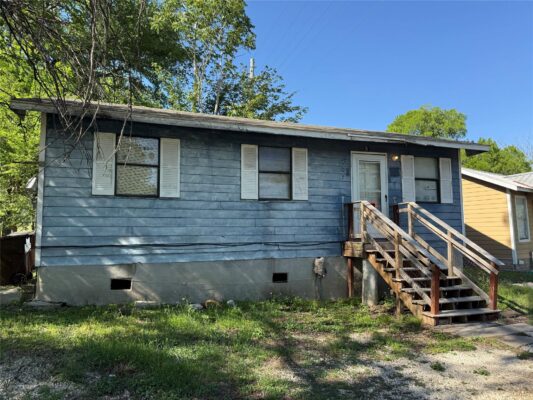 907 E Market St, Lockhart