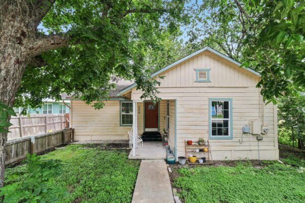 606 E Pecan St, Taylor