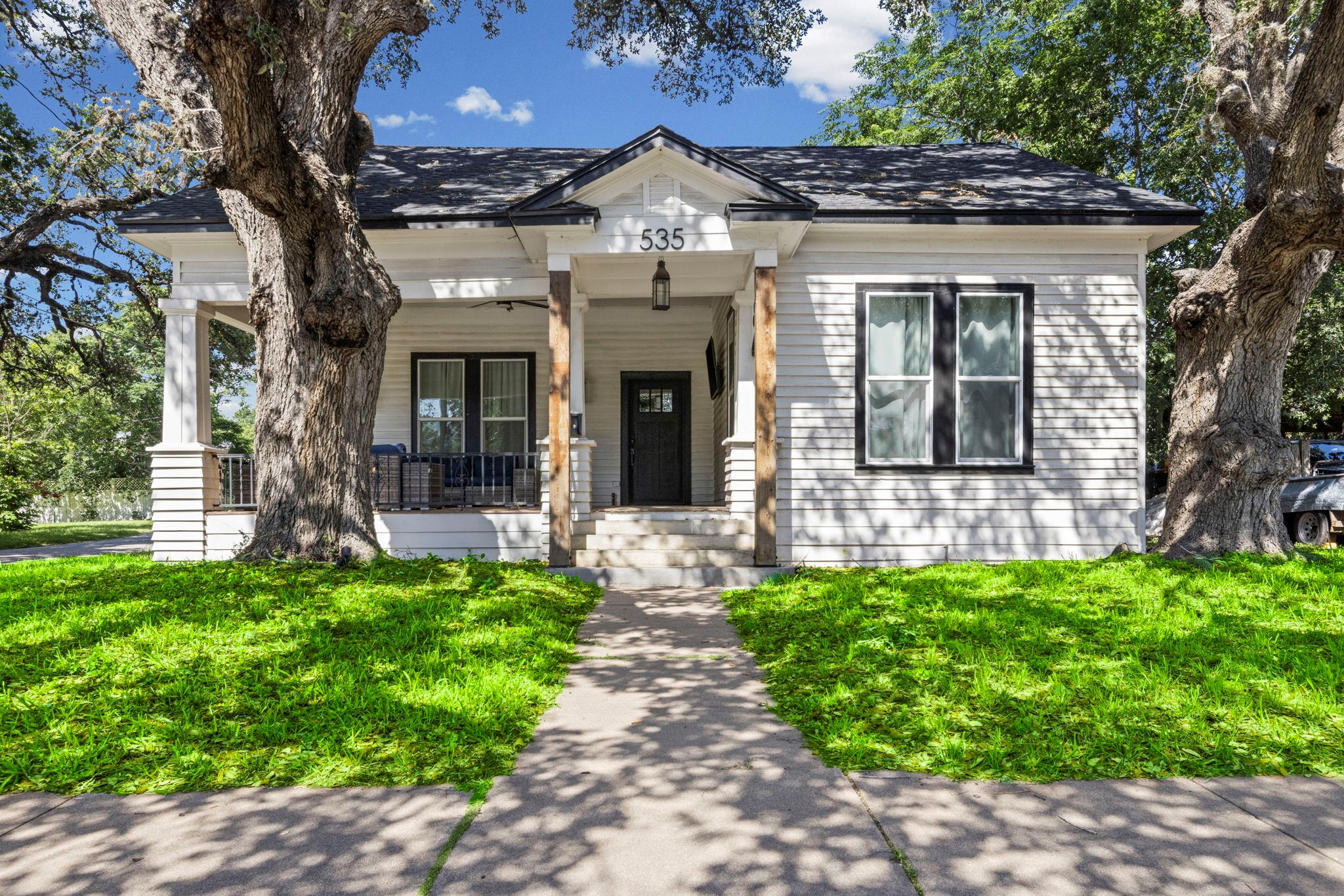 535 S Main St, Lockhart, TX 78644
