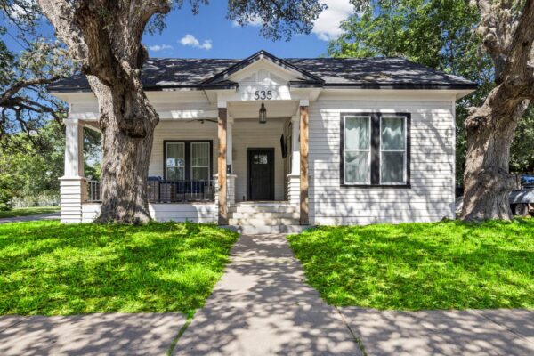 535 S Main St, Lockhart