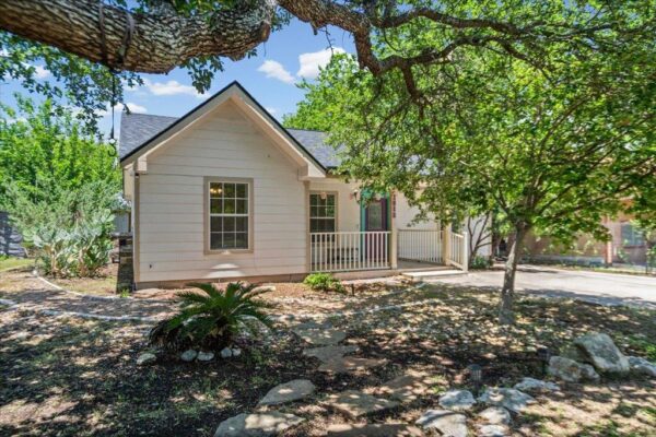 208 W North St #B, Kyle