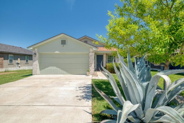 174 Falcon Dr, Luling
