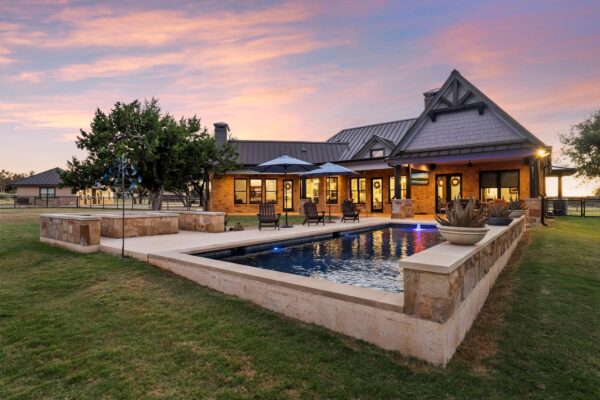 901 Crown Ln, Burnet