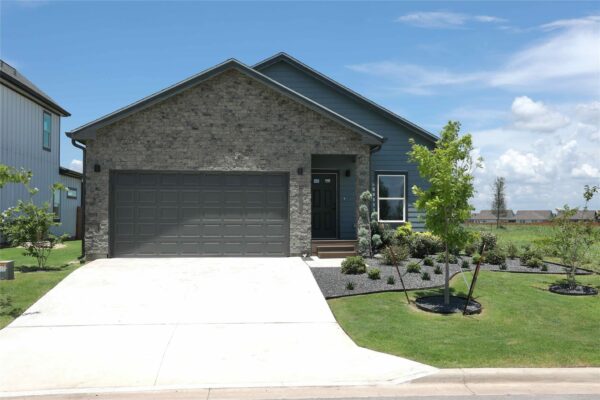 2015 Applewood Dr, Lockhart