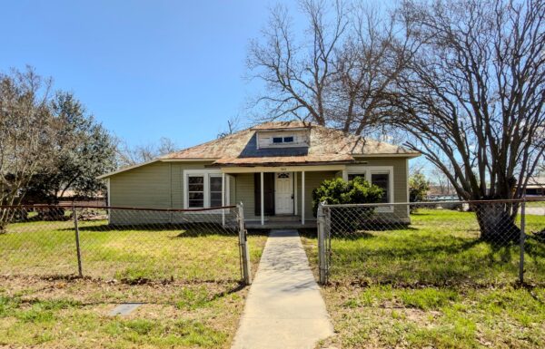 302 E Crockett St, Luling