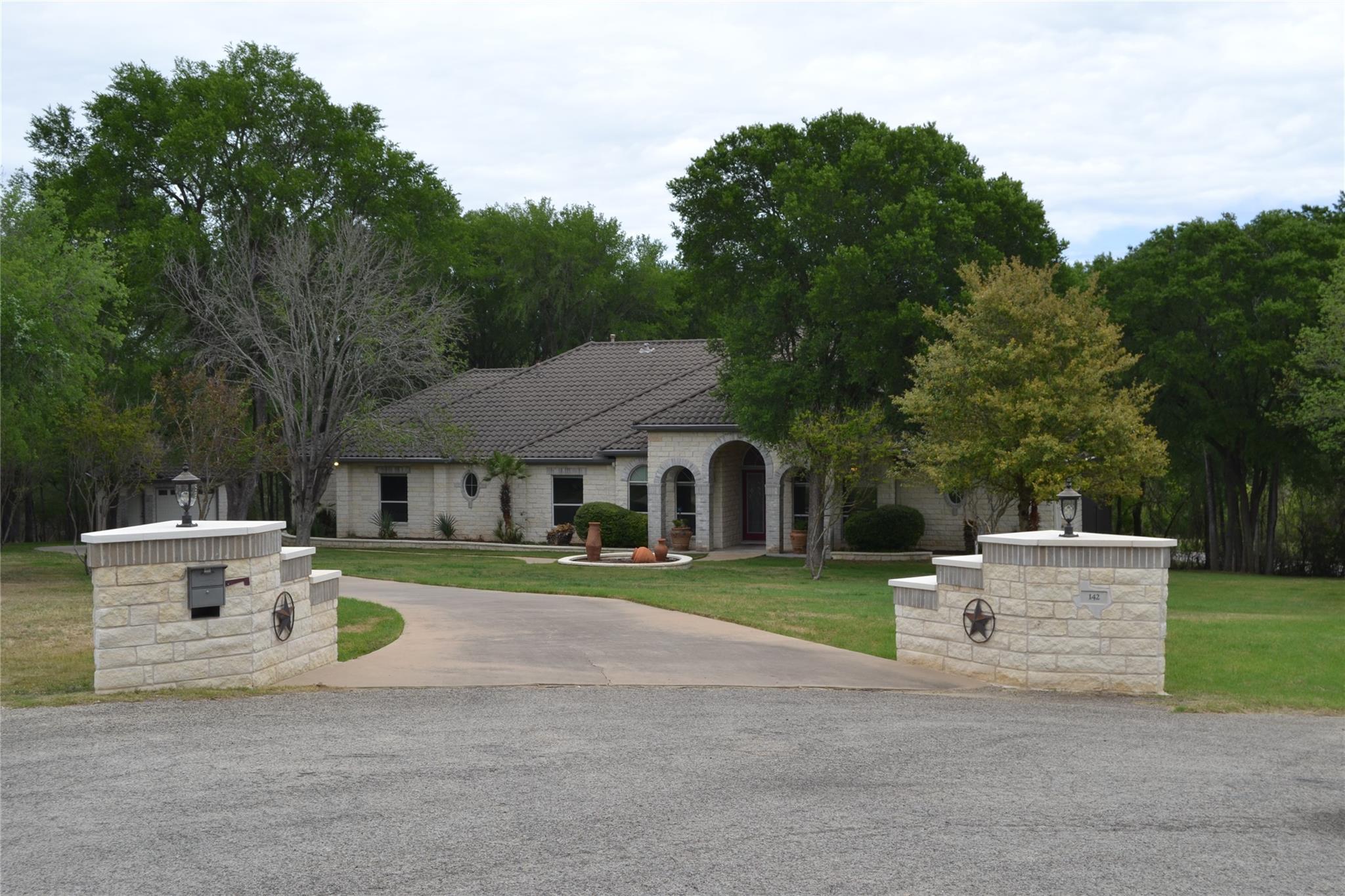 142 Llano Ct, Cedar Creek, TX 78612