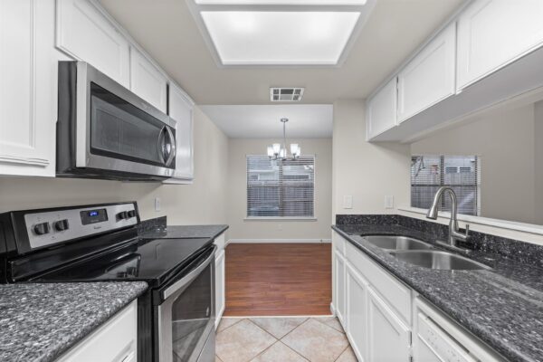 512 Eberhart Ln #1402, Austin