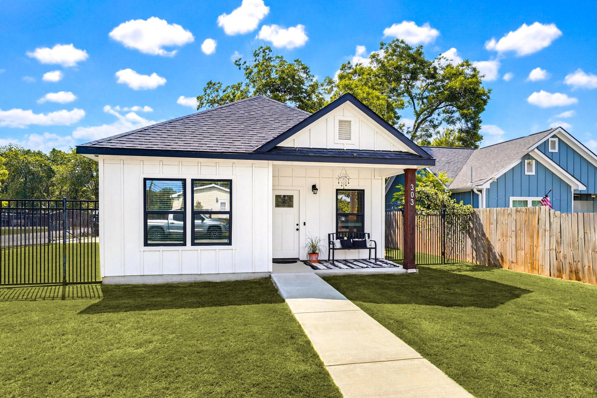 303 Pine Ave, Luling, TX 78648