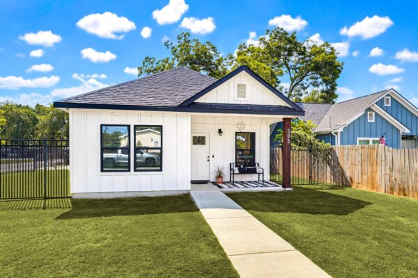 303 Pine Ave, Luling