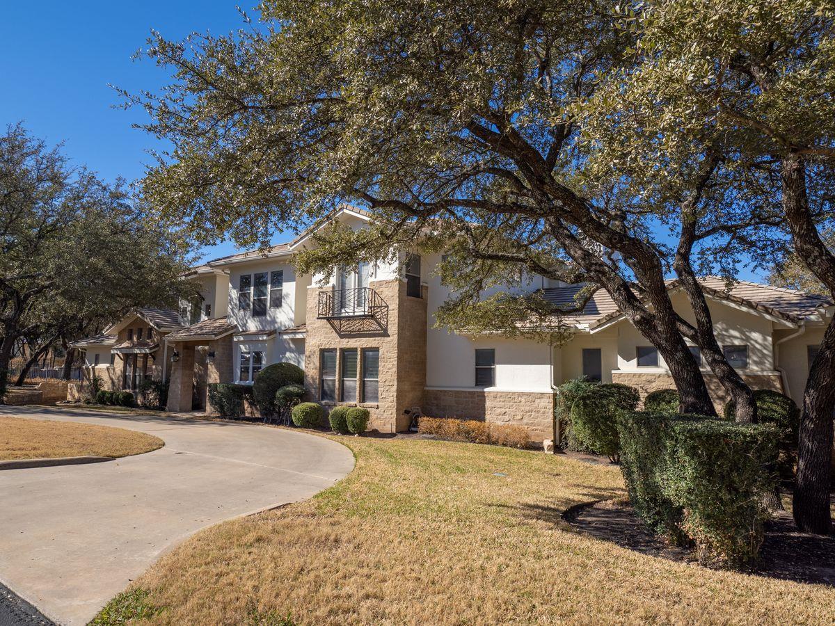 14 Autumn Oaks Dr, The Hills, TX 78738