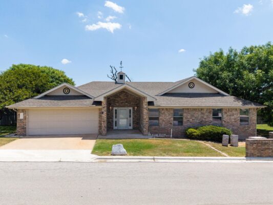 1204 Applewood Dr E, Burnet