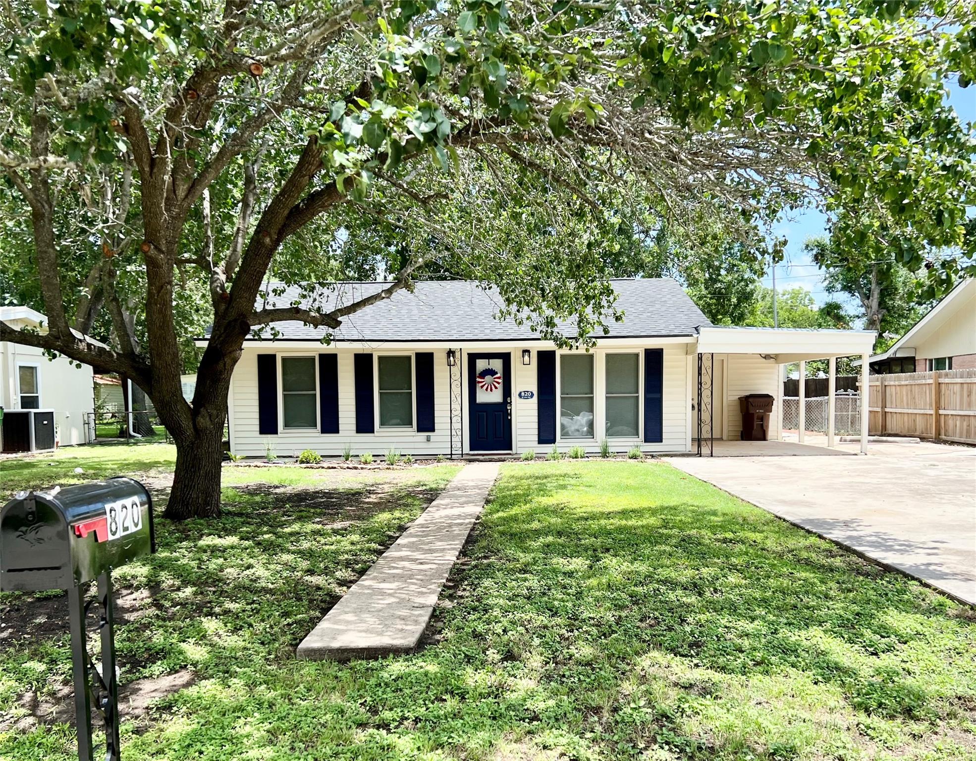 820 W Live Oak St, Lockhart, TX 78644