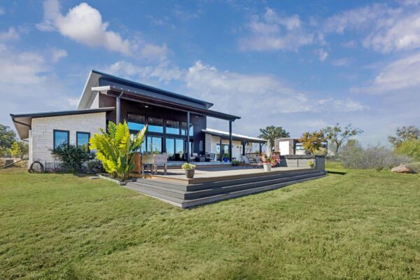 108 Schoolhouse Ln, Spicewood
