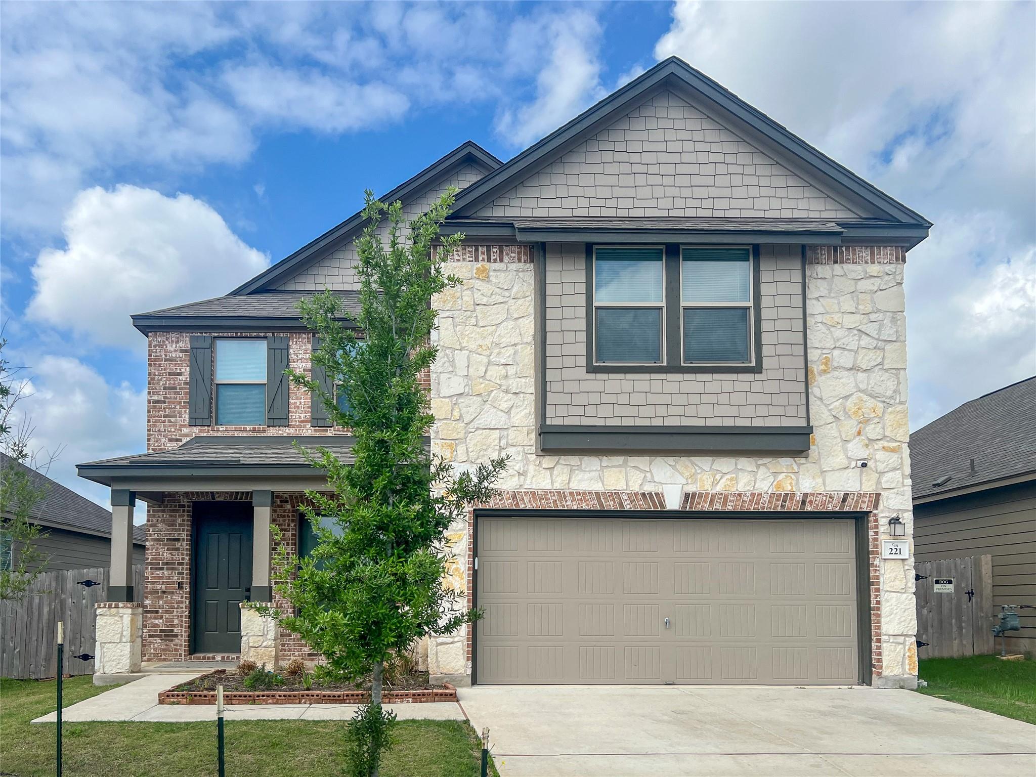 221 Summit Dr, Lockhart, TX 78644