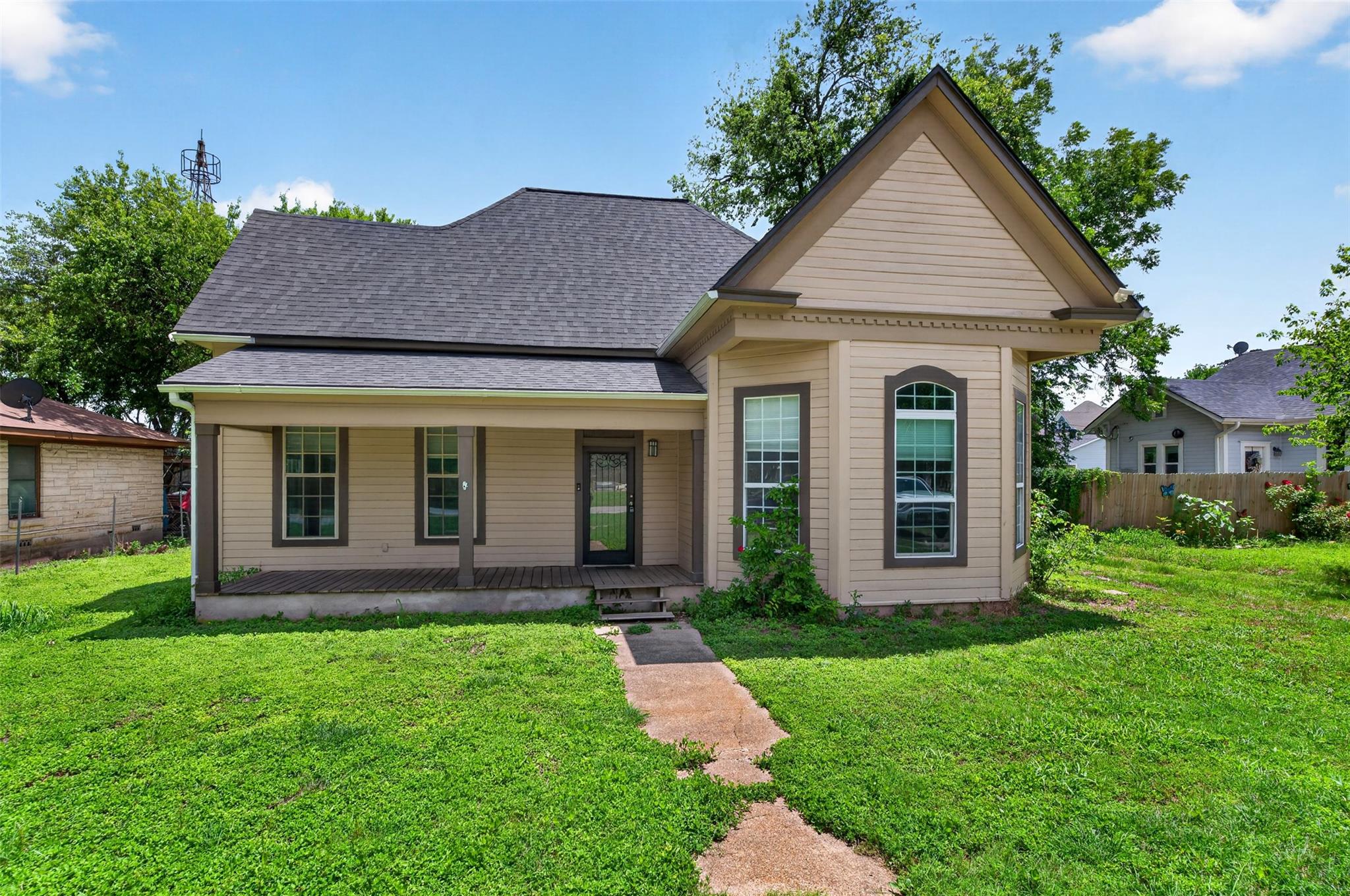 529 W Clark St, Bartlett, TX 76511