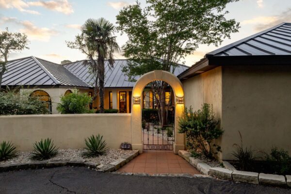 100 MESA Dr, Wimberley