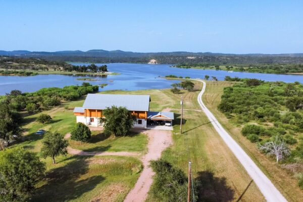421 Chimney Cove Dr, Marble Falls