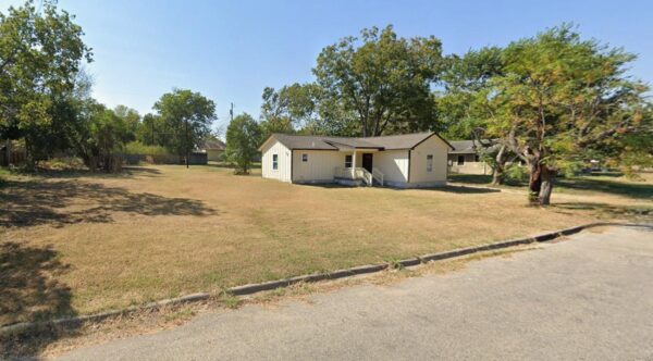 904 E Austin St, Luling