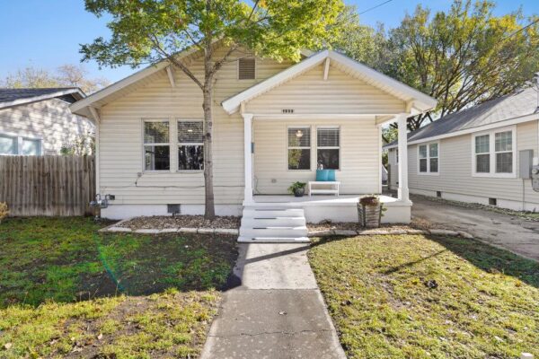 1223, 1223 1/2 & 1225 S Austin Ave S, Georgetown