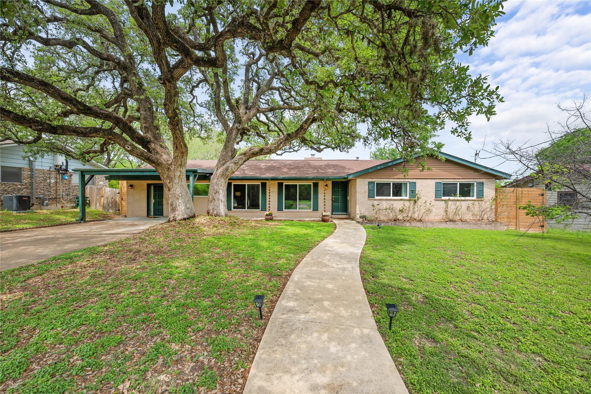 910 Berrywood Dr, Austin