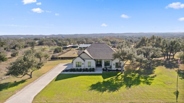 225 Spicewood Trails Dr, Spicewood