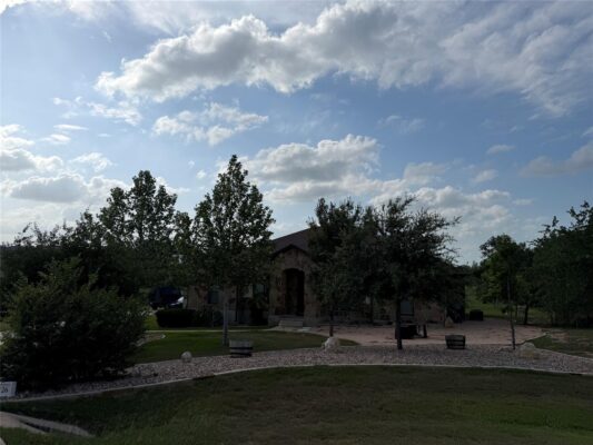 126 Packsaddle Dr, Bastrop