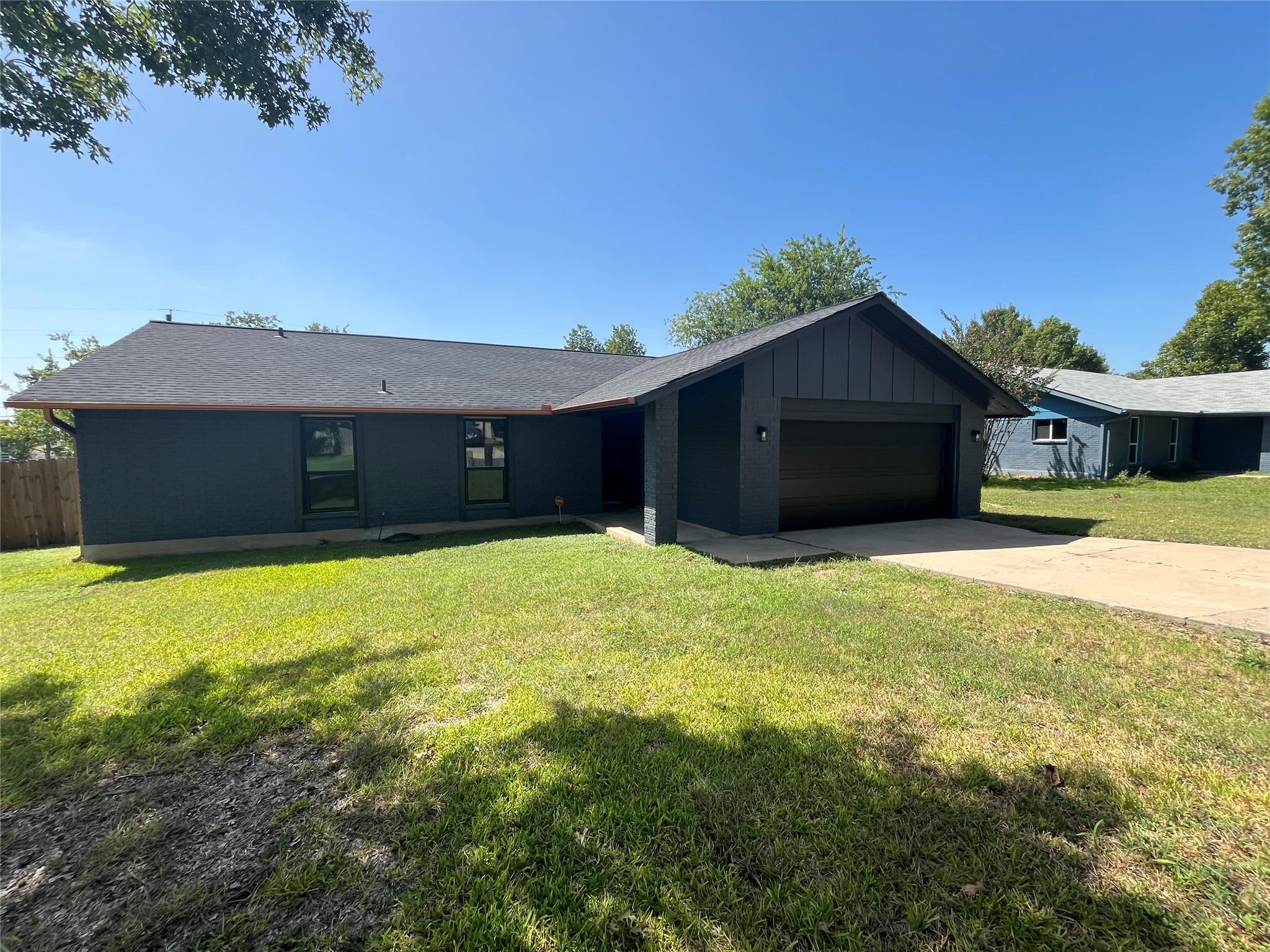 322 McClendon Dr, Elgin, TX 78621