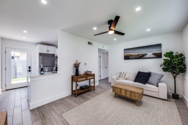 1200 E 52nd St #204, Austin