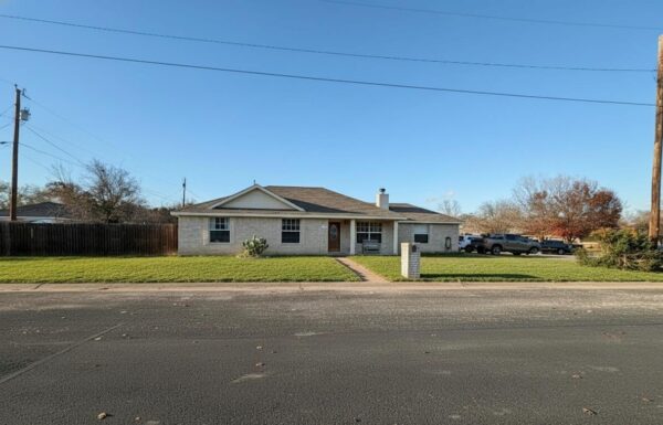 305 Maple Ln, Elgin