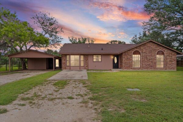 650 W Austin Rd, Luling