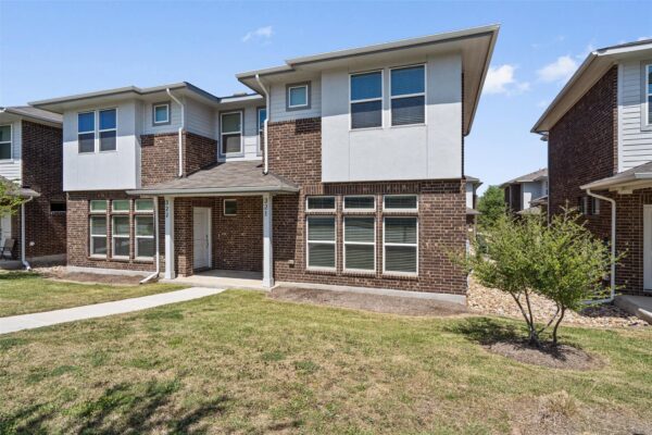 605 W South St #32, Leander