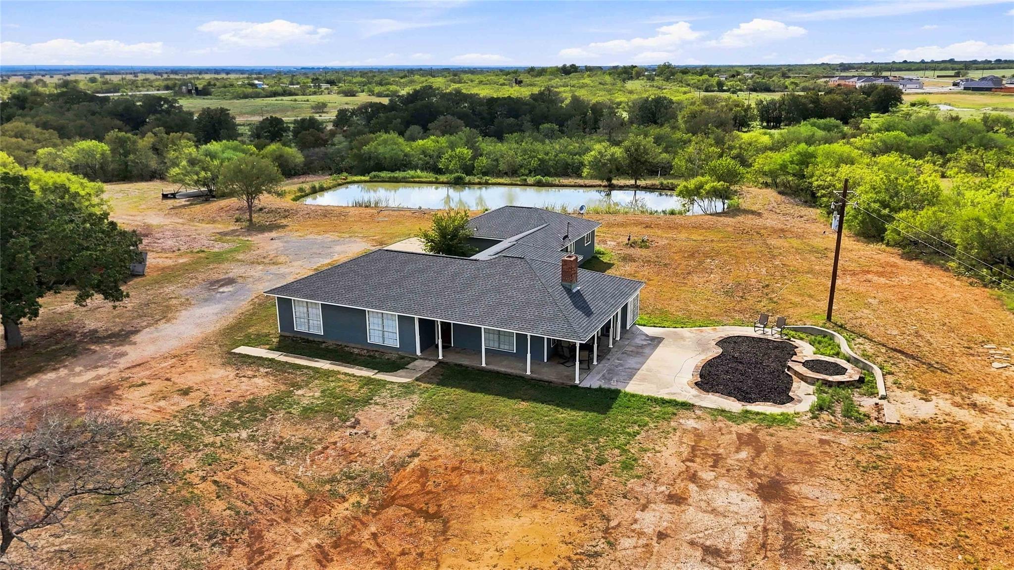 1871 Bridle Path Rd, Luling, TX 78648