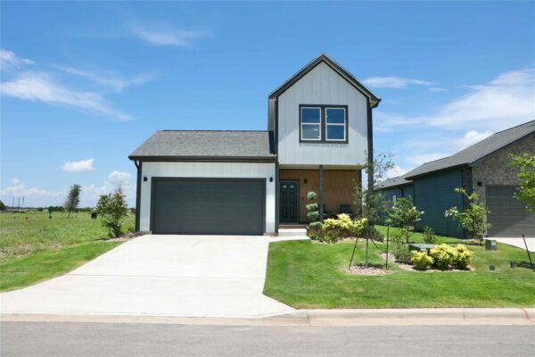 2017 Applewood Dr, Lockhart