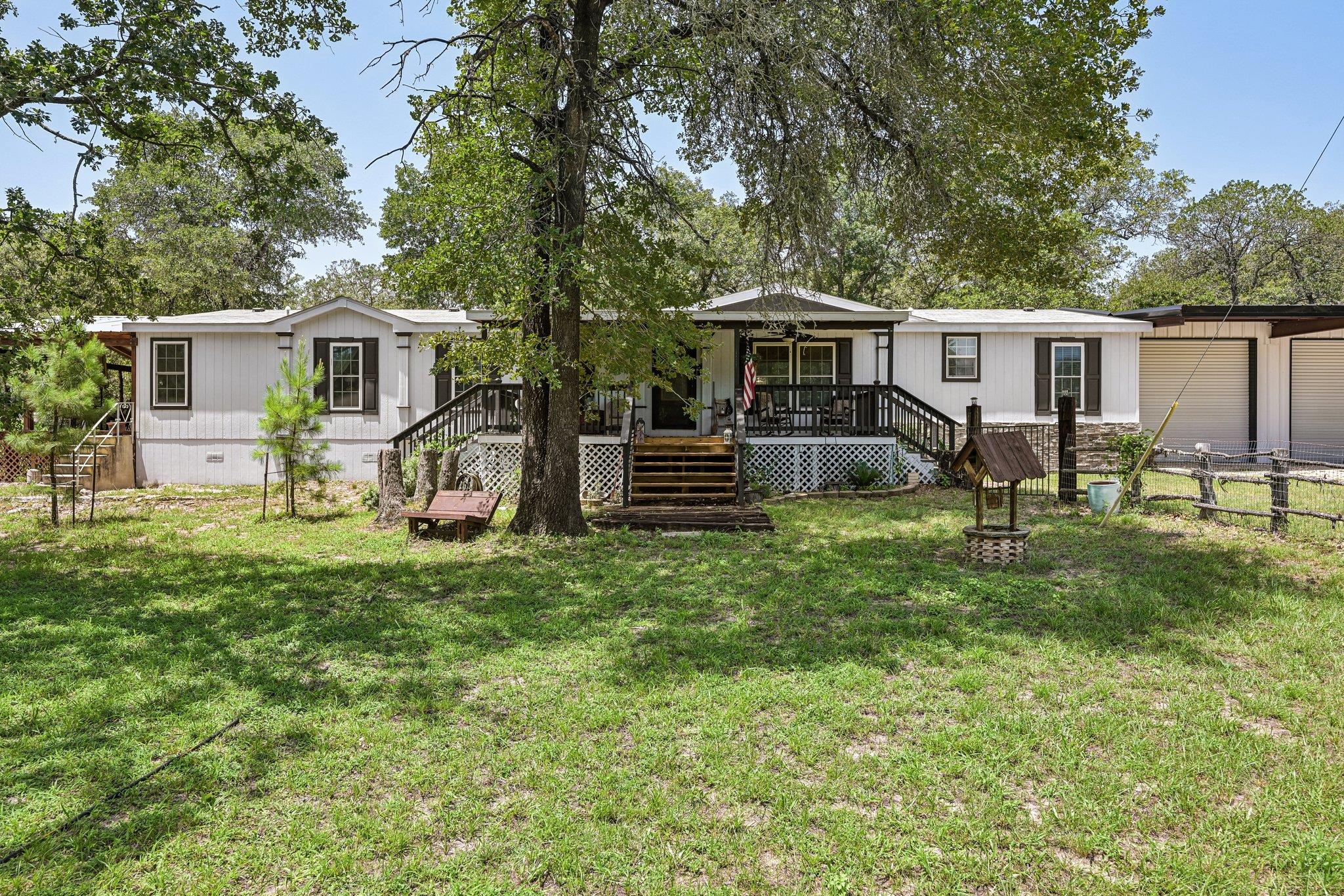 541 Hidden Oaks Dr, Elgin, TX 78621