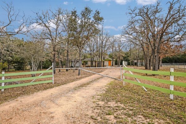 309 Stolle Ln, Flatonia