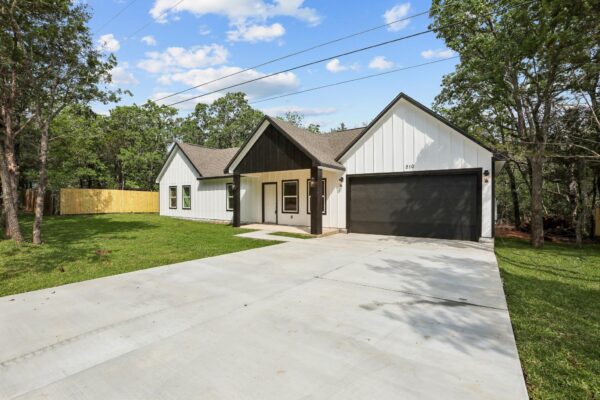210 Flint Ridge St, Bastrop