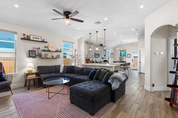 303 W Browning St, Manor