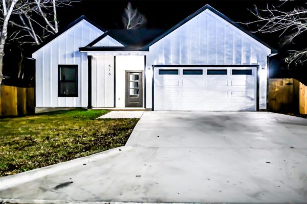 516 N Hackberry Ave, Luling