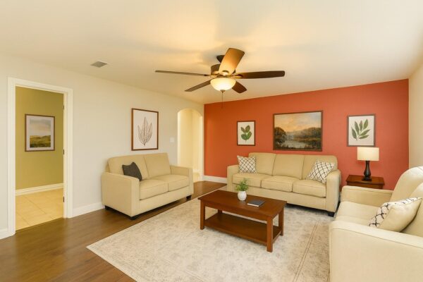 304 S Main St, Elgin