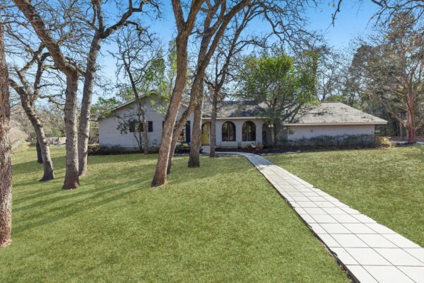 111 Post Oak Dr, Elgin