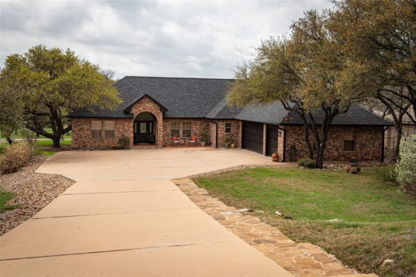 105 Wallace Riddell Dr, Burnet