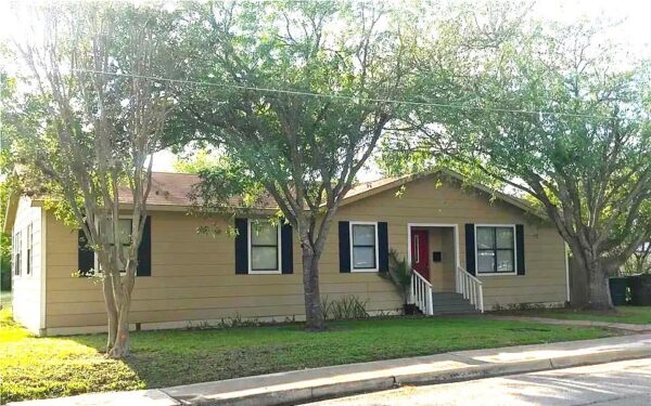 911 Brazos St, Lockhart
