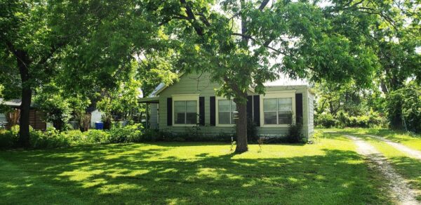 2105 North Dr, Taylor