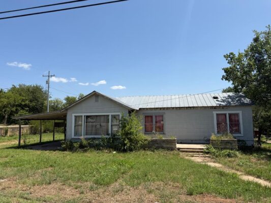 504 E Young St, Llano
