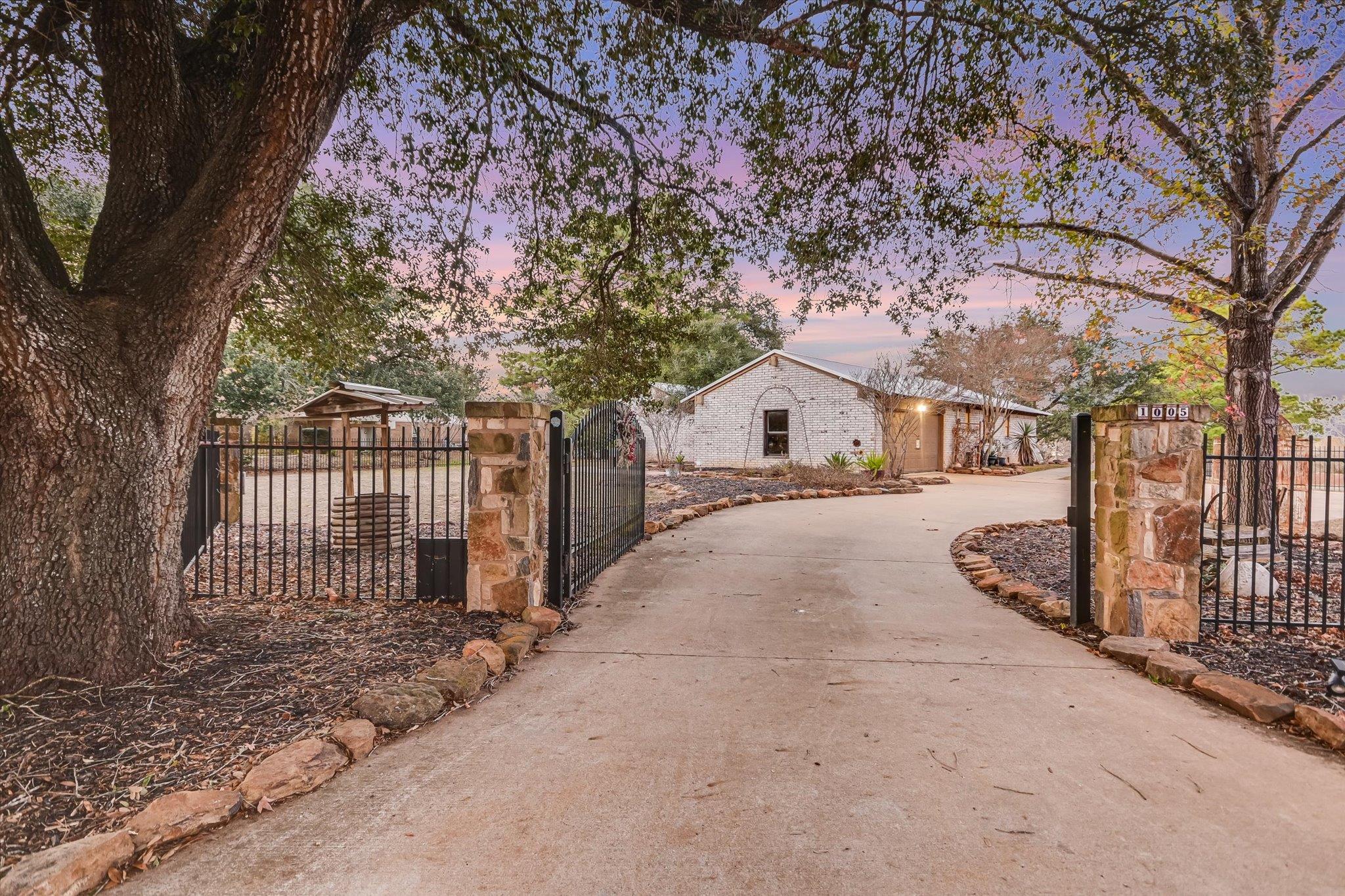 1005 Colorado St, Smithville, TX 78957