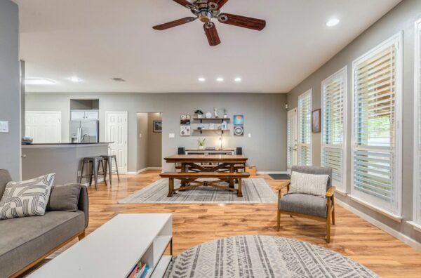 809 Hilltop Dr, Leander