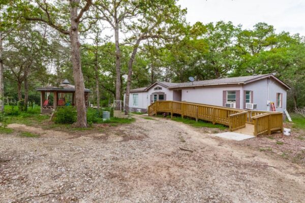 319 Green Oaks Dr, Bastrop