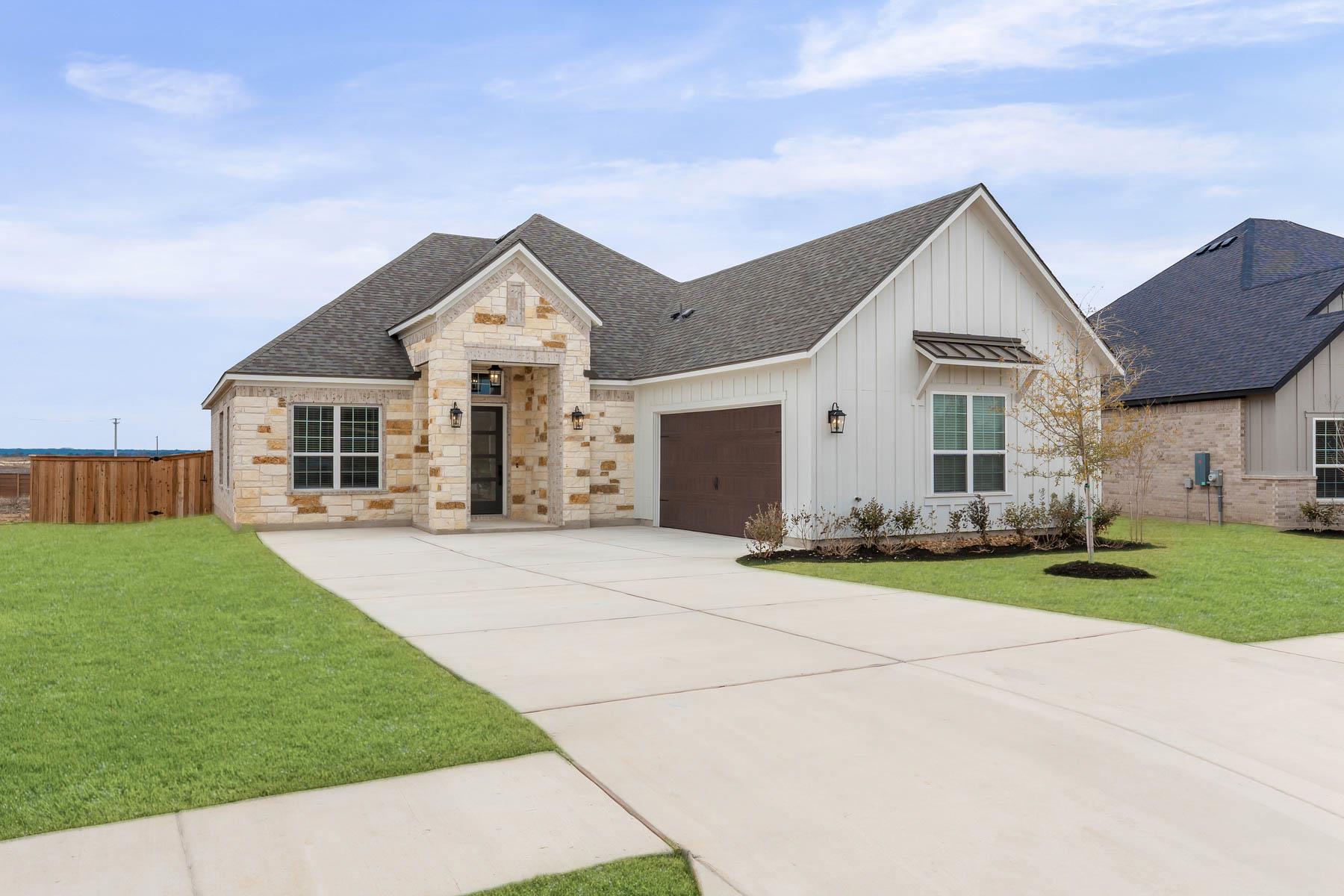 305 E Luna Blue Ln, Jarrell, TX 76537