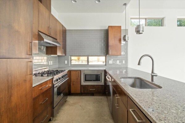 2501 E 9th St, Austin